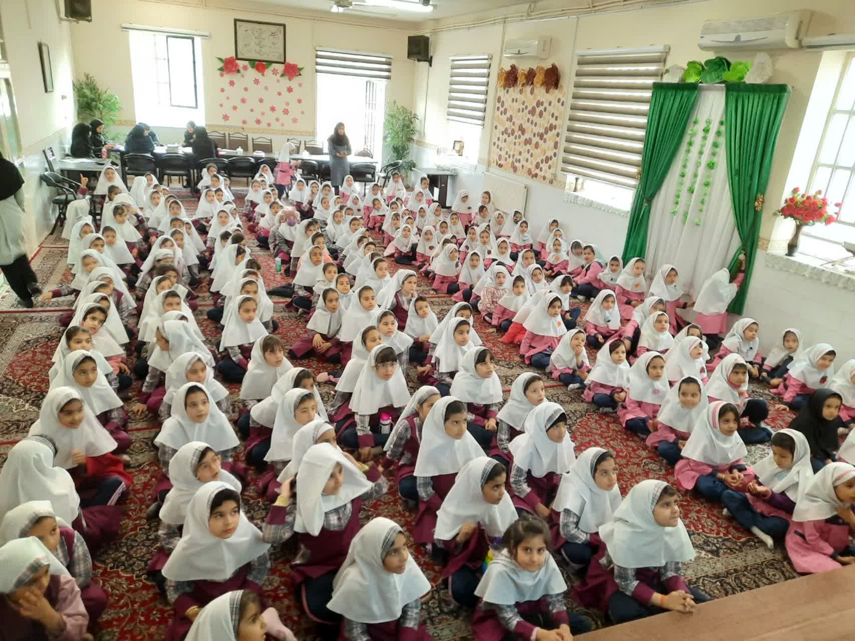 حضور کارشناس استاندارد در مدرسه و توجیه دانش آموزان در مورد این علامت و موارد استفاده آن