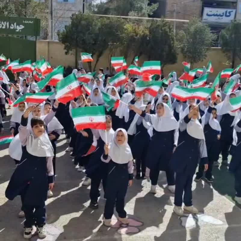 اجرای سرود ایران و پویش پیاده روی در حیاط مدرسه